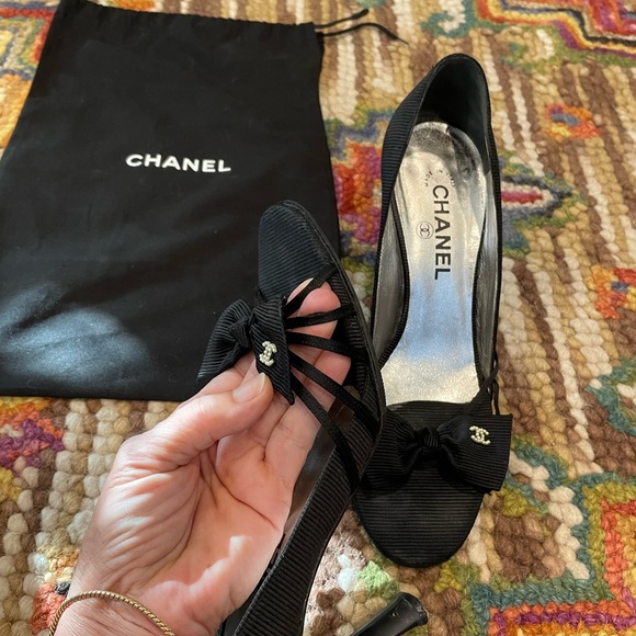 πΊππΊ Chanel Bow Heels with Pearl Logo Interlocked CCβs - Picture 2 of 12